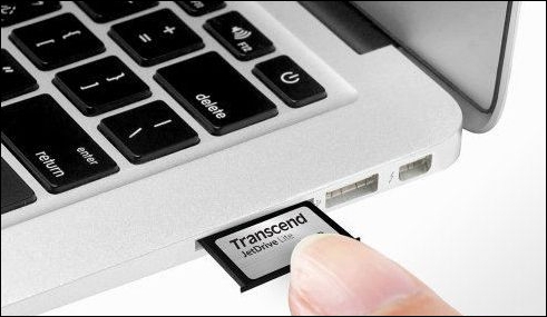 insert the SD card Mac